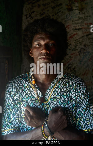 Luglio 16, 2018 - San Basilio de Palenque, Bolivar, Colombia - musicista e cantante Andris Padilla Julio, membro della prossima musica colombiana gruppo Kombilesa Mi, e creatore del nuovo genere letterario chiamato Rap Folkloriko Palenquero, una fusione di urban rap, cantato nel linguaggio di palenque e incorporando ritmi tradizionali della zona. San Basilio de Palenque è stata dichiarata Capolavori del Patrimonio Orale e immateriale dell umanità dall UNESCO ed è considerata la prima città libera in America.La parola ''palenque'', ''città murata" e Palenque de San Basilio è solo una delle molte comunità di murata che abbiamo Foto Stock