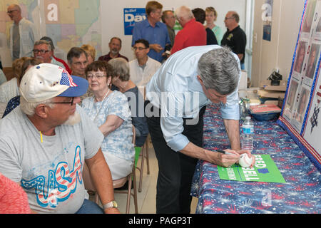 Burlington, Iowa, USA. 22 Luglio, 2018. Democratico candidato gubernatorial Fred Hubbell fa una campagna visita con residenti in Burlington, Iowa, USA. Hubbell si è incontrato con circa un centinaio di persone in un locale sede democratica di domenica pomeriggio nel suo tentativo di scalzare il governatore repubblicano Kim Reynolds. Foto Stock