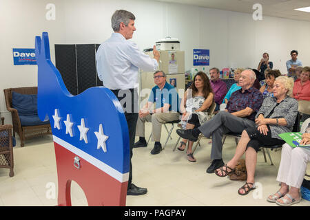 Burlington, Iowa, USA. 22 Luglio, 2018. Democratico candidato gubernatorial Fred Hubbell fa una campagna visita con residenti in Burlington, Iowa, USA. Hubbell si è incontrato con circa un centinaio di persone in un locale sede democratica di domenica pomeriggio nel suo tentativo di scalzare il governatore repubblicano Kim Reynolds. Foto Stock