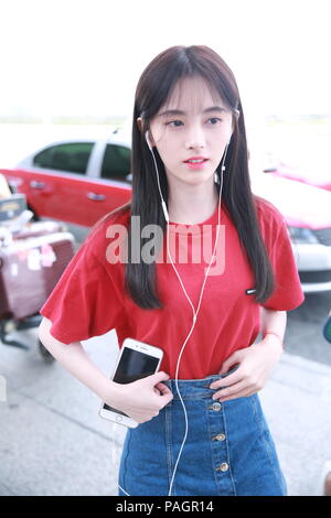 Shanghai, Shanghai, Cina. 23 Luglio, 2018. Shanghai, Cina cinese cantante e attrice Ju Jingyi viene avvistato al Aeroporto di Shanghai. Ju Rosa a fama come membro di idolo cinese ragazza gruppo SNH48 e faceva parte del team NII fino a quando la sua laurea nel dicembre 2017. Credito: SIPA Asia/ZUMA filo/Alamy Live News Foto Stock