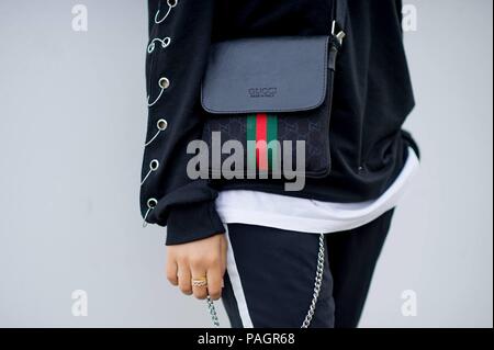 Un elegante showgoer in posa sulla strada di Helsinki durante la settimana della moda - Luglio 21, 2018 - Foto: Pista Manhattan | Verwendung weltweit Foto Stock