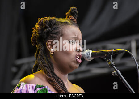 Pori, Finlandia. Il 21 luglio 2018. La cantante jazz Somi effettuando al finlandese della open air festival Pori Jazz. Credito: Stefan Crämer/Alamy Live News Foto Stock