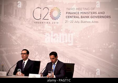 Buenos Aires, Argentina. 22 Luglio, 2018. Ministro del Tesoro americano Steven Mnuchin (l) e Tony Sayegh, Assistente Segretario per gli Affari Pubblici del Dipartimento del Tesoro, partecipare a una conferenza stampa dopo la riunione del G20 dei ministri delle Finanze. La finanziaria mondiale i leader hanno discusso gli effetti dei recenti conflitti commerciali tra la Cina e l'Unione europea e gli Stati Uniti. Credito: Claudio Santisteban/dpa/Alamy Live News Foto Stock