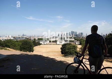 Londra, 23 Luglio 2018: Secco arida erba gialla nel parco di Greenwich come temperature sono attesi per raggiungere 31c oggi e alti di 35c a metà settimana. Credito : Claire Doherty/Alamy Live News Foto Stock