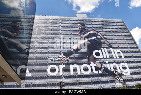 Berlino, Germania. Il 6 giugno, 2014. L'immagine del calcio tedesco giocatore Mesut Özil serve come un annuncio pubblicitario per Adidas sulla facciata di una casa editrice ad Alexanderplatz. Credito: Jens Kalaene/dpa-Zentralbild/dpa/Alamy Live News Foto Stock