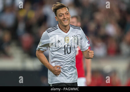 Stuttgart, Germania. 04 Sep, 2017. Calcio, qualificazioni ai Mondiali di Germania, vs Norvegia, gruppo C, a Con lo Mercedes-Benz-Arena. La Germania Mesut Özil celebra il suo 1:0 obiettivo. Credito: Daniel Maurer/dpa/Alamy Live News Foto Stock