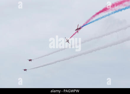 Folkestone, Regno Unito. 22 luglio 2018. Le frecce rosse team display sorvolano Folkestone Air Show in Kent, Inghilterra 22.Luglio 2018 Credit: theodore liasi/Alamy Live News Foto Stock