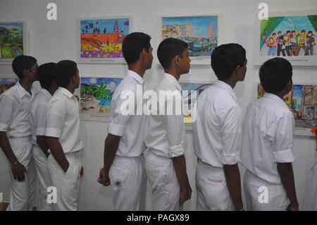 Colombo, Sri Lanka. 23 Luglio, 2018. Gli studenti di visitare la cinghia e iniziativa su strada mostra di pittura a JDA Art Gallery in Colombo, Sri Lanka, il 23 luglio 2018. La tre giorni di mostra con varie forme di arte di cinese e dello Sri Lanka giovani è stato aperto il lunedì. Credito: Ajith Perera/Xinhua/Alamy Live News Foto Stock