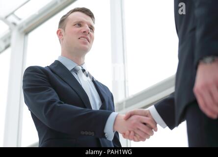 Stretta di mano del business partner dopo un favorevole accordo commerciale Foto Stock