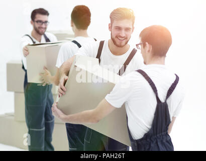 Foto di lavoratori che passano ogni altre caselle quando cappelli mobili. Foto Stock