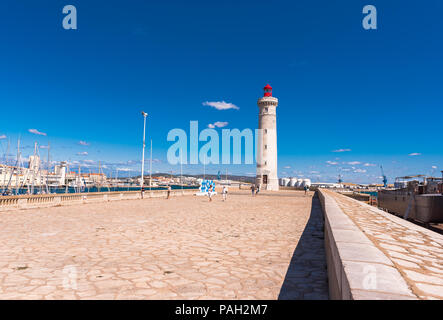 SETE, Francia - 10 settembre 2017: splendido porto di Sete con il faro nel sud della Francia vicino al Mediterraneo. Copia spazio per il testo Foto Stock