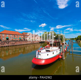 HOOKSIEL, WANGERLAND, Germania - 11 giugno 2017: Porto Vecchio. Copia spazio per il testo Foto Stock