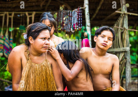 AMAZONIA, Perù - Nov 10, 2010: Amazzonica Non identificato famiglia indigena. I popoli indigeni dell'Amazzonia sono protetti da COICA (Coordinatore di Indigeno Foto Stock