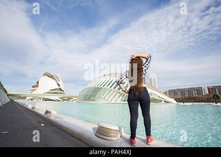 Valencia, Spagna, Gennaio, 02, 2018, vista posteriore della donna in piedi sullo sfondo dell'Hemisferic edificio. Città delle Arti e delle Scienze di Valencia, Spagna. Foto Stock