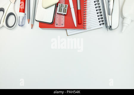 Diversi strumenti e accessori per il lavoro di ufficio su sfondo bianco Foto Stock