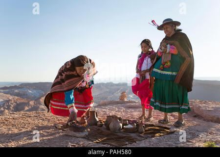 Sud America, Nord del Cile, Antofagasta, il Deserto di Atacama. Cerimonia alla Pachamama aka Madre Terra. Foto Stock