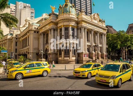Rio de Janeiro, Brasile - 15 dicembre 2017: strada piena di taxi con autovetture Theatro Municipal in background in Rio de Janeiro, Brasile Foto Stock