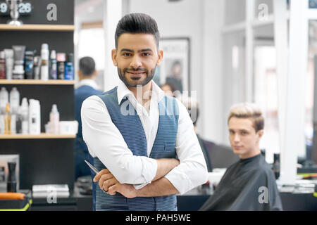 bell'uomo davanti allo specchio Foto stock - Alamy