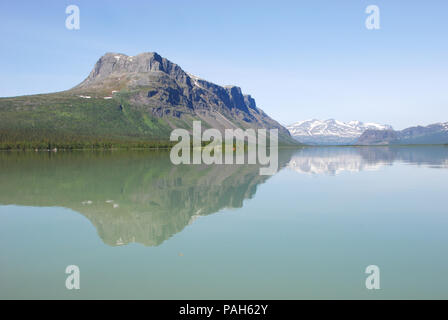 Montare Tjakkeli acqua riflessione sul lago turchese Laitaure. Jokkmokk, Norrbottten, Svezia. 29.6.2009 Foto Stock