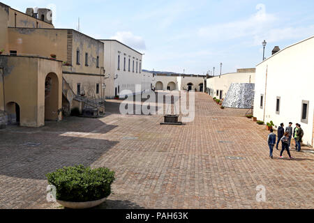 Napoli, Italia - 12 Aprile 2014: Ampia vista della grande parete del castello "Castel Sant' Elmo di Napoli in Italia Foto Stock