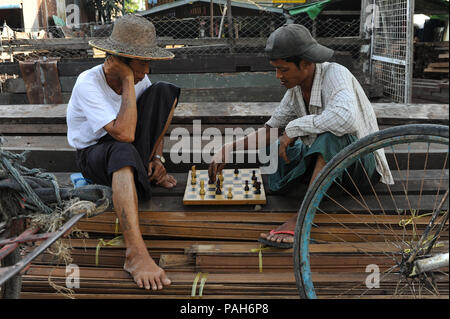 22.11.2013, Yangon, Repubblica dell' Unione di Myanmar, Asia - due uomini sono visto giocare a scacchi in dala cittadina. Foto Stock