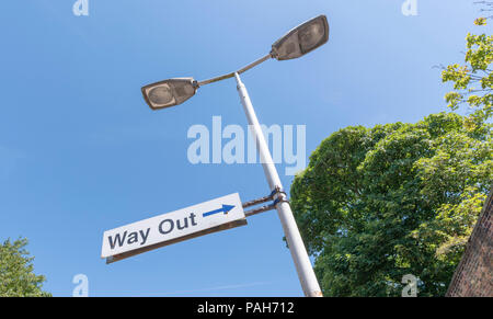 Una via di uscita segno attaccato ad un lampione a Lytham stazione ferroviaria, Lancashire, Regno Unito fotografati contro un cielo blu Foto Stock