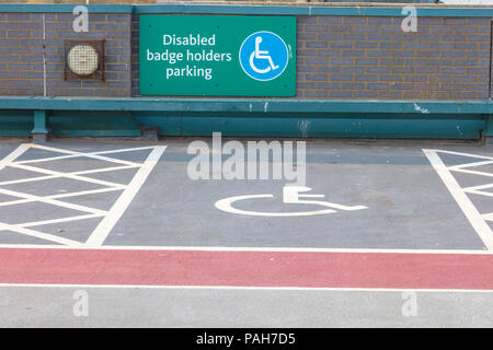 Tetto parcheggio parcheggio disabili indicazioni su un Morrisons store in Herne Bay, Kent, Regno Unito Foto Stock