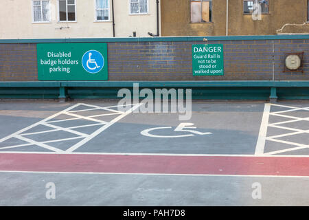 Tetto parcheggio parcheggio disabili indicazioni e avvertenze di non stare in piedi su un guard rail, su un Morrisons store in Herne Bay, Kent, Regno Unito Foto Stock