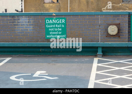 Tetto parcheggio parcheggio disabili indicazioni e avvertenze di non stare in piedi su un guard rail, su un Morrisons store in Herne Bay, Kent, Regno Unito Foto Stock