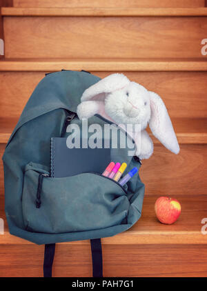 Scuola la borsa con il giocattolo di peluche, forniture e pranzo Foto Stock