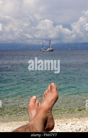 L'uomo rilassante sulla spiaggia su hoiliday Foto Stock