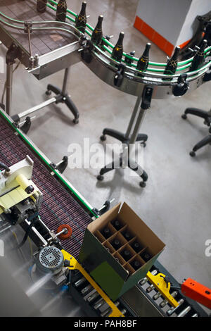 La produzione industriale shot con bottiglie di champagne sul nastro trasportatore in una fabbrica Foto Stock