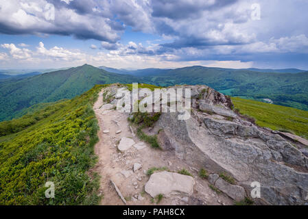 Il percorso nei pressi di Winnie the Pooh capanna rifugio su una roccia Hasiakowa montagna, parte dei prati Wetlina in Western monti Bieszczady in Polonia Foto Stock