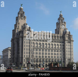 Una vista del Royal Liver Building su Liverpool's Pierhead, REGNO UNITO Foto Stock