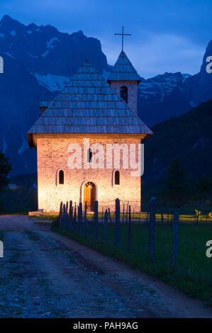 Chiesa cattolica di notte, Thethi village, Thethi valley, Albania Foto Stock