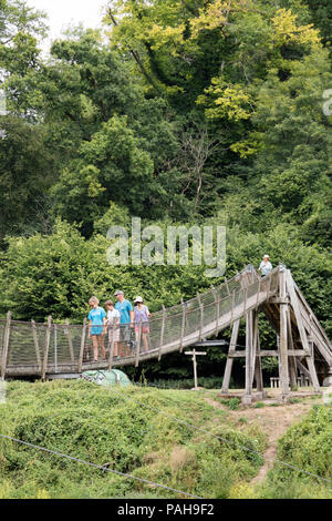 Biblins ponte di sospensione cercando di fronte a Symonds Yat ad est oltre il fiume Wye, Wye Valley, Herefordshire, England, Regno Unito Foto Stock