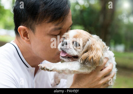 Asian giovane con il suo Shih Tze cane Foto Stock