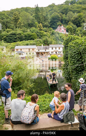 In attesa che il passeggero traghetto sul fiume Wye a Symonds Yat East, Herefordshire, England, Regno Unito Foto Stock