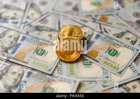 Oro Bitcoin su centinaia di dollari fatture. Bitcoin su di noi le fatture del dollaro moneta elettronica concetto di exchange. Close-up Foto Stock