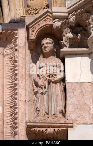 Santa Caterina di Alessandria, statua sulla facciata della chiesa di Santa Anastasia in Verona, Italia Foto Stock