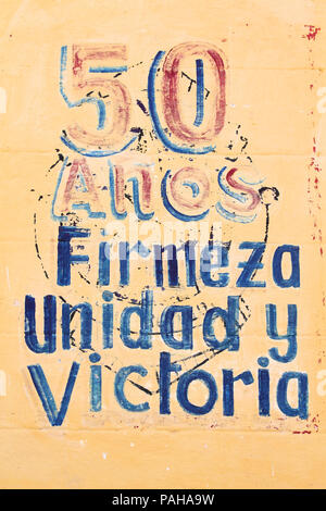 SANCTI SPIRITUS, CUBA - febbraio 6: Carta murale festeggia il cinquantesimo anniversario della Rivoluzione di febbraio 6, 2011 in Sancti Spiritus, Cuba. Revolutio cubano Foto Stock