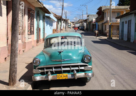 TRINIDAD, CUBA - febbraio 5: Classic American automobile parcheggiata in strada a Febbraio 5, 2011 in Trinidad, Cuba. La moltitudine di oldtimer auto a Cuba mi Foto Stock