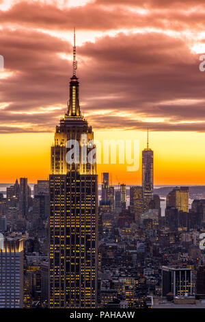 Vista superiore al tramonto dell'Empire State Building con One World Trade Center in background, Manhattan, New York, Stati Uniti d'America Foto Stock