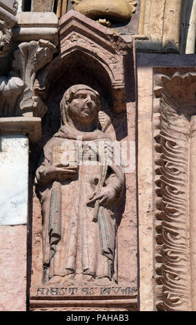 Santa Anastasia, statua sulla facciata della chiesa di Santa Anastasia in Verona, Italia Foto Stock