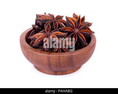 Stella cinese di semi di anice in cinese star di semi di anice in ciotola di legno su sfondo bianco Foto Stock