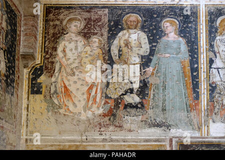 La Madonna con Bambino e Santi, George, Catherine e un adoratore Knight, affreschi nella chiesa di San Pietro Martire a Verona, Italia Foto Stock