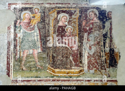 La Madonna con Bambino e Santi, Christopher, Caterina, George e un adoratore Knight, affreschi nella chiesa di San Pietro Martire a Verona, Italia Foto Stock