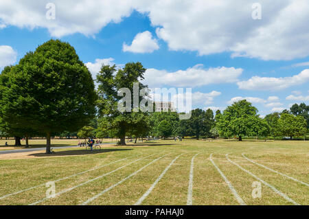 Via di corsa in Clissold Park, North London UK, in un giorno caldo nel luglio 2018 Foto Stock