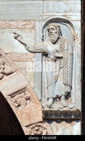 Saint Oliver, statua sul portale della Cattedrale dedicata alla Beata Vergine Maria sotto la denominazione di Santa Maria Matricolare in Verona,Italia Foto Stock