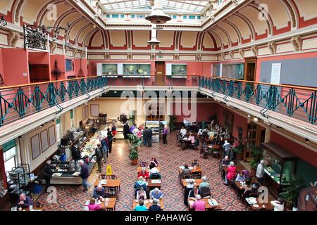 BIRMINGHAM, Regno Unito - 24 aprile: la gente visita il Museo e Galleria d'arte il 24 aprile 2013 a Birmingham. Con 856 mila visitatori annuali è il sedicesimo più Foto Stock